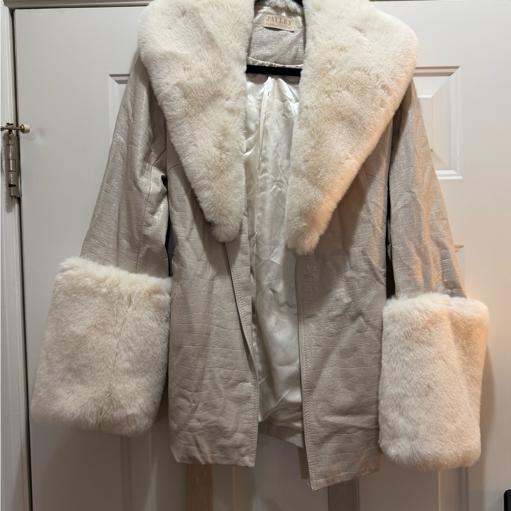 Elegant Faux Fur Trimmed Women's Jacket